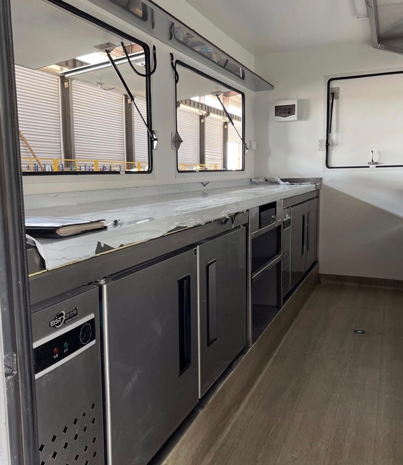 BBQ Porch Food Trailer 5.5 Meter